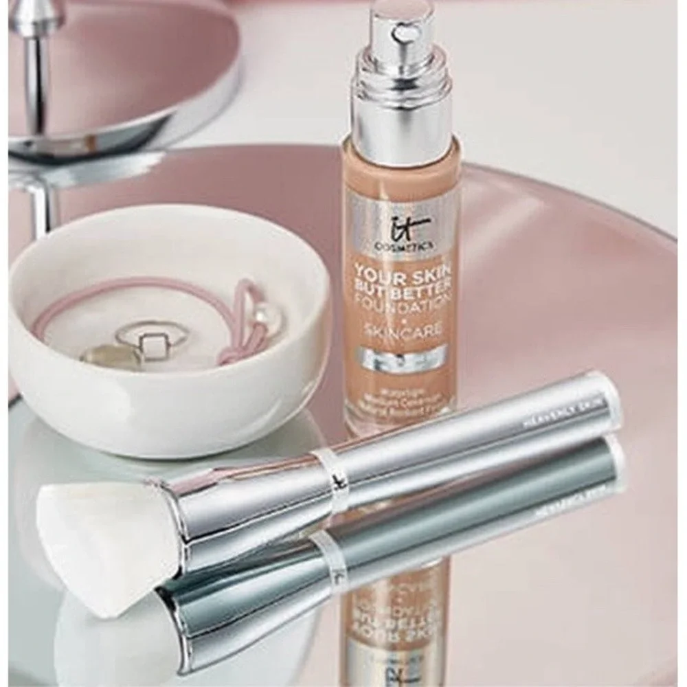 It Heavenly Skin Skin smoothing complexion brush No 704 new‎ in box $49 MSRP